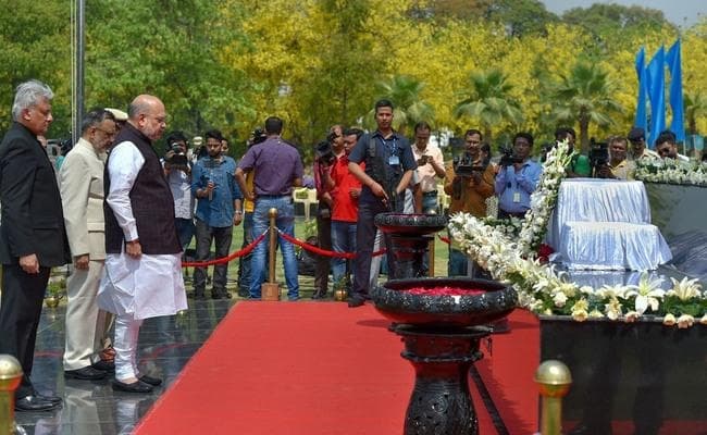 गृहमंत्री अमित शाह पहुंचे राष्ट्रीय पुलिस स्मारक, शहीदों को दी श्रद्धांजलि