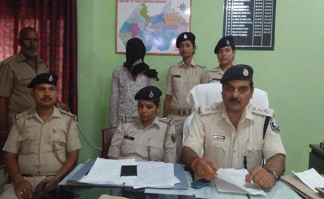 छात्रा के साथ अपराधी ने किया दुष्कर्म, विरोध करने पर पीटा, दोस्त को पहाड़ से फेंका