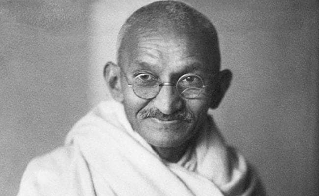 महात्मा गांधी को लेकर IAS अधिकारी के ट्वीट पर विवाद, कांग्रेस ने की निलंबित करने की मांग