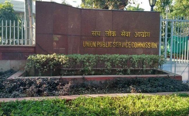 जज्बे को सलाम : ऑक्सीजन सिलेंडर के साथ सिविल सेवा परीक्षा में बैठी एक अभ्यर्थी