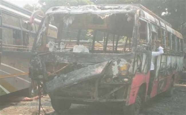 विधाननगर : बागुईहाटी बस स्टैंड में लगी आग, 12 गाड़ियां जलकर खाक