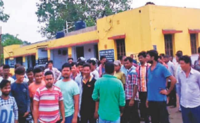 बिजली की मांग को लेकर लोगों ने किया प्रदर्शन