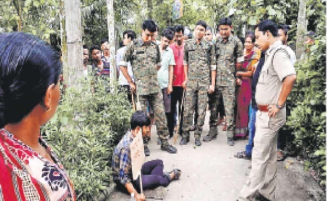 प्रेमिका के घर के सामने धरने पर बैठा प्रेमी