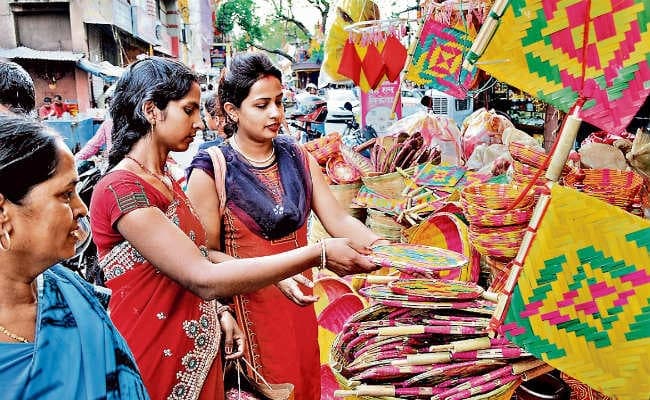 सौभाग्य की कामना के साथ महिलाएं कर रहीं वट सावित्री व्रत, सोमवती अमावस्या के कारण बढ़ गया है इसका विशेष महत्व