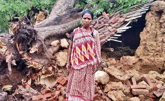 गुमला में आंधी-पानी में 30 से अधिक घर ध्वस्त, मनिका में तूफान से मची तबाही