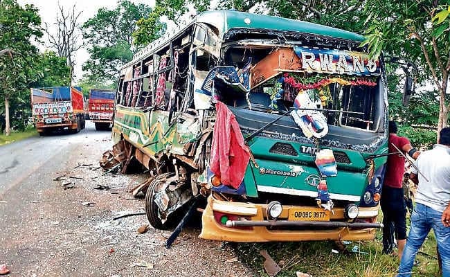 चाईबासा : चलते ट्रक में चालक-खलासी बदल रहे थे सीट, बस से भिड़ंत, 20 घायल