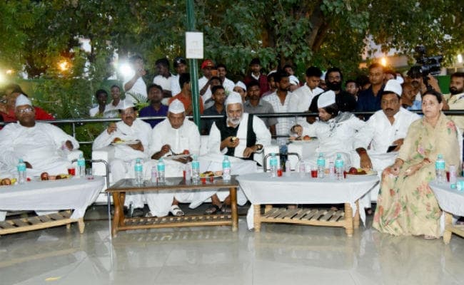 इफ्तार के बहाने राबड़ी ने संभाली कमान, मेजबानी कर पूरी की लालू की कमी, अरसे बाद राबड़ी आवास पर नजर आये तेज प्रताप