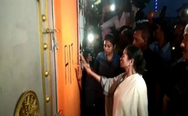 ममता बनर्जी ने भाजपा दफ्तर का तुड़वाया ताला, खुद पेंट किया अपनी पार्टी का नाम और निशान