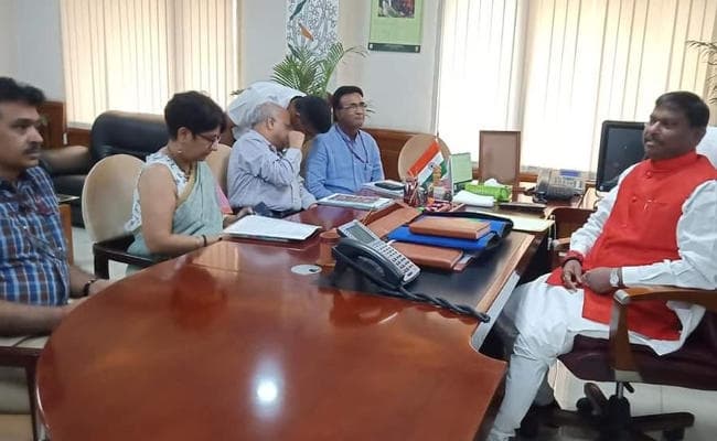अर्जुन मुंडा ने जनजातीय मामलों के मंत्रालय का पदभार संभाला, अधिकारियों के साथ की बैठक