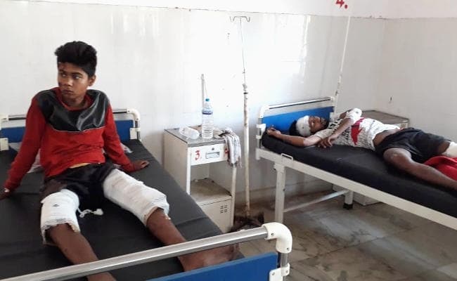 लीची लेकर झारखंड से रायपुर जा रहे पिकअप वैन को सिमडेगा में ट्रक ने मारी टक्कर, तीन लोग दबे