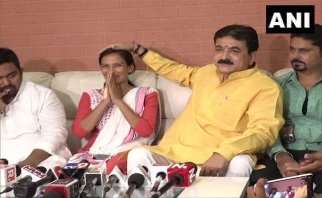 महिला की पिटाई के मामले में नया ट्विस्ट, विधायक ने पीड़िता से राखी बंधवाई,मामला सुलझा