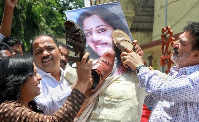 महात्मा गांधी पर विवादित ट्वीट करने वाली आईएएस अधिकारी का स्थानांतरण