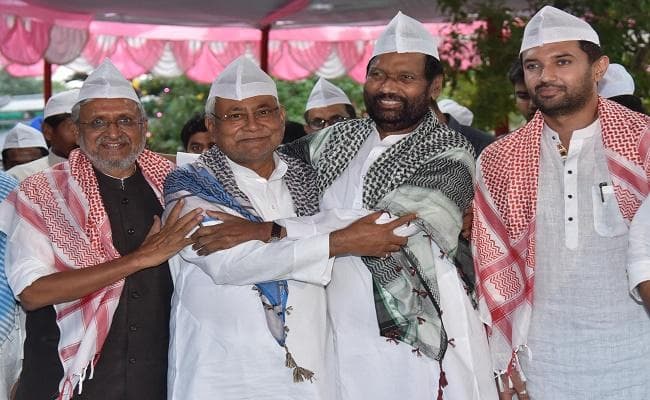 रामविलास पासवान के दावत-ए-इफ्तार में शामिल हुए राज्यपाल लालजी टंडन व मुख्यमंत्री नीतीश कुमार