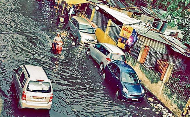 महज आधे घंटे बरसा पानी, इतने में ही रांची की सड़कें बन गयीं तालाब, खराब मौसम के कारण दो विमानों का बदला रूट