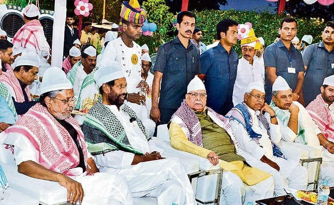 लोजपा के इफ्तार में ऑल इज वेल का संकेत, सीएम व डिप्टी सीएम ने खिंचाये फोटो