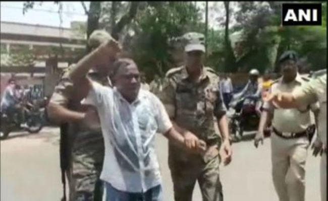 आत्मदाह का प्रयास करने वाले पारा टीचर ने कहा- घर में मरने से अच्छा है डीसी ऑफिस के सामने मर जाऊं