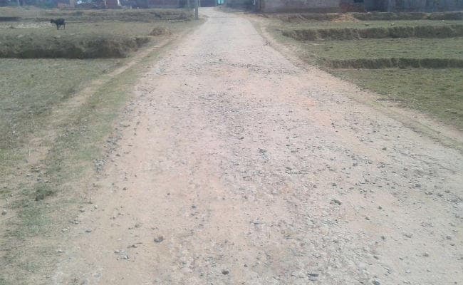 ओएनजीसी के भारी वाहनों के आवागमन से कई गांव में पीसीसी पथ टूटा, ग्रामीणों में आक्रोश