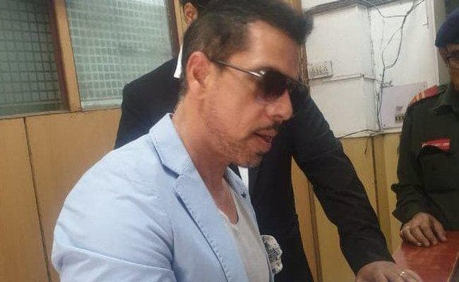 Money laundering : ED ने वाड्रा से कई बयानों, दस्तावेजों को लेकर की पूछताछ