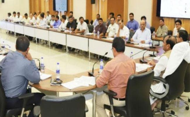 बिजली विभाग की समीक्षा बैठक में बोले CM रघुवर- हर हाल में टाइमलाइन पर कार्य पूरा करें