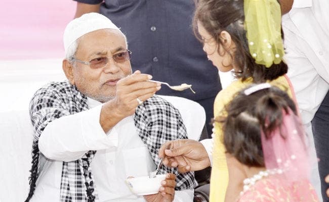 गांधी मैदान पहुंच कर ईद की नमाज में शामिल हुए CM नीतीश कुमार, कहा- सभी धर्मों का सम्मान नहीं करनेवाला धार्मिक नहीं