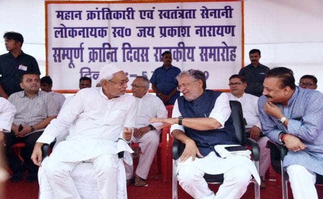 ...जब नीतीश ने BJP नेता से कहा- फिट बैठ गयी है ''टोपी'', ...जानें मामला, मुख्यमंत्री ने जेपी को दी श्रद्धांजलि