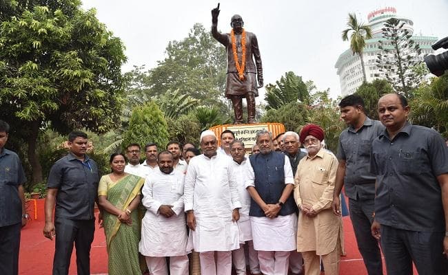 संपूर्ण क्रांति दिवस के मौके पर जेपी को सीएम नीतीश समेत अन्य ने किया नमन