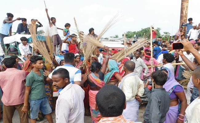 प्रेम विवाह करने वाले युवक की गोली मारकर हत्या, हाथ में झाड़ू लेकर विरोध में उतरी महिलाएं