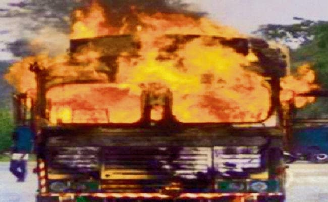 सारण : दो ट्रकों की टक्कर में लगी आग, खलासी की मौत