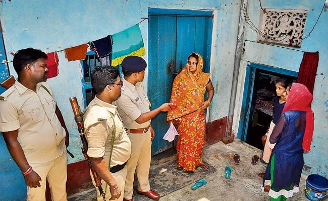 बक्सर : पत्नी व बच्चों को घर में बंद कर हुआ फरार, पुलिस ने निकाला