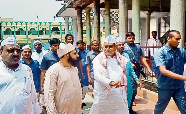 पटना सिटी :सीएम ने चादरपोशी कर मांगी सूबे के विकास की दुआ