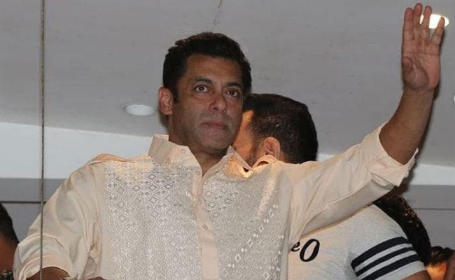 VIDEO: घर के बाहर फैंस का प्‍यार देख गदगद हुए सलमान