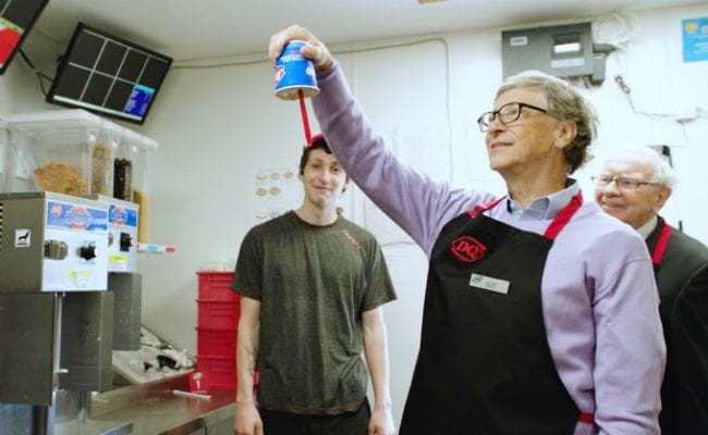 जब दुनिया के सबसे अमीर आदमी बिल गेट्स बन गये वेटर, दौड़-दौड़ कर करने लगे काम, देखें वीडियो