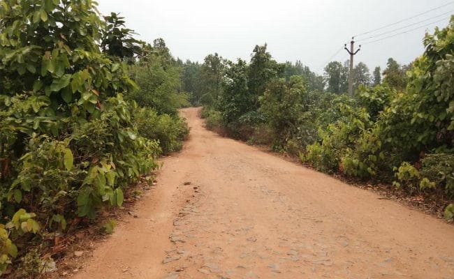 बड़कागांव : बेस में रेलवे स्टेशन तो बना, लेकिप स्टेशन तक पहुंचने के लिए नहीं बनी सड़क
