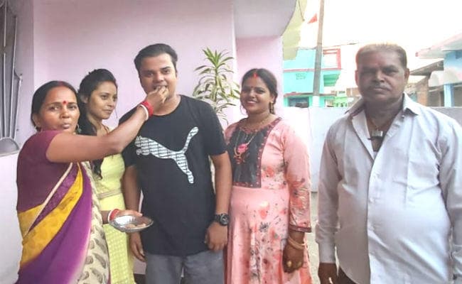 चौपारण : आंगनबाड़ी सेविका के बेटे ने पास किया मेडिकल प्रवेश परीक्षा