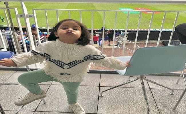 वर्ल्‍ड कप में जीवा धौनी का जलवा, सेल्‍फी के लिए लगी होड़