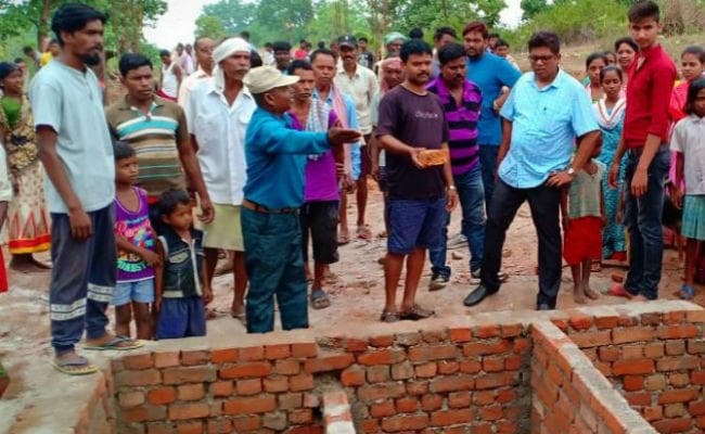 स्वास्थ्य उपकेंद्र निर्माण कार्य में अनियमितता होते देख ग्रामीणों ने रोका काम