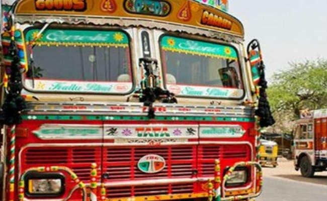 दो छात्राओं को ट्रक ने रौंदा, एक की मौत