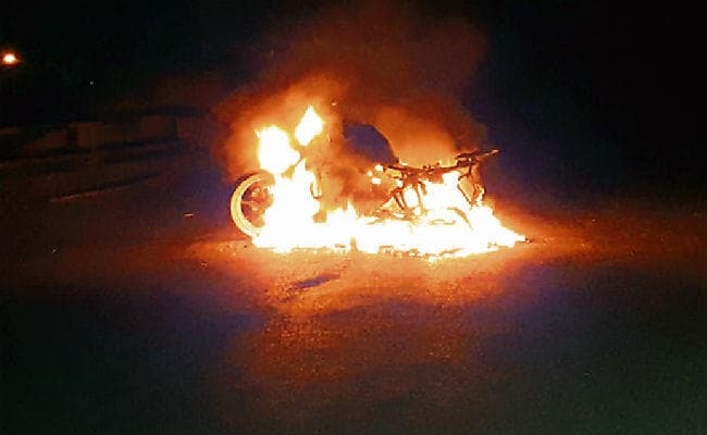 हाजीपुर में लुटेरों को खदेड़ा बदमाश की एक बाइक फूंकी