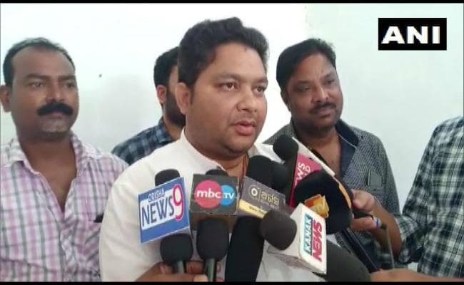 बीच सड़क पर  विधायक ने सरकारी अधिकारी को कराई उठक-बैठक, वीडियो वायरल होने पर दी सफाई