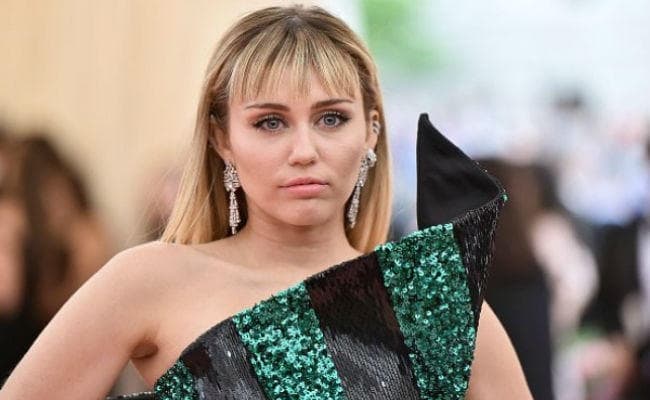 माइली साइरस ने छेड़छाड़ की घटना पर कहा, सहमति के बिना छूने का अधिकार नहीं