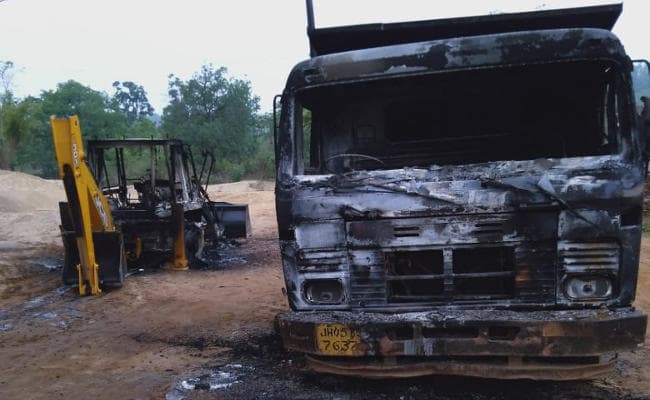 सिमडेगा में देर रात फायरिंग से दहशत, कई वाहन जलाये गये