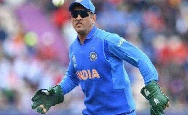 सेना के ''बलिदान बैज'' वाले दस्तानों पर बहस तेज, धौनी को मिला बीसीसीआई का साथ