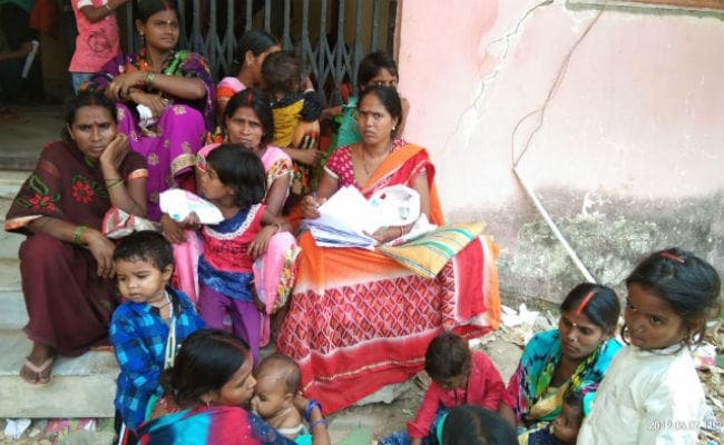 छत्तरपुर : लोगों को आधार कार्ड बनवाने में हो रही परेशानी, लगाने पड़ रहे कार्यालय के चक्‍कर