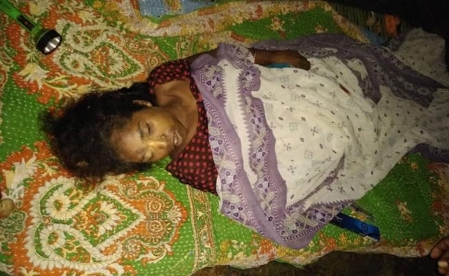 गुमला : पेड़ से गिरी महिला, मासूम बेटी के सामने तोड़ा दम