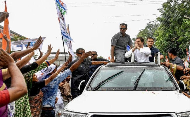 वायनाड में रोड शो : भारी बारिश के बावजूद राहुल गांधी की एक झलक पाने के लिए बेताब दिखे लोग