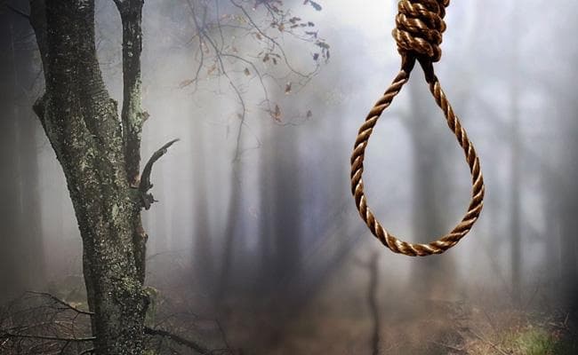 अस्थाई मजदूर पेड़ पर चढ़ा, दी आत्महत्या की धमकी