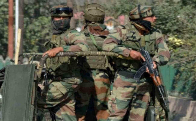 जम्मू कश्मीर: अनंतनाग में आतंकियों और सुरक्षाबलों के बीच मुठभेड़ जारी, एक मारा गया