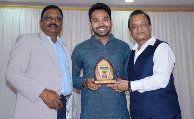 झारखंड के युवा रचनाकार ईश्वर वर्मा बेंगलुरु में सम्मानित, पुस्तक ‘भारत के कलमकार’ का लोकार्पण