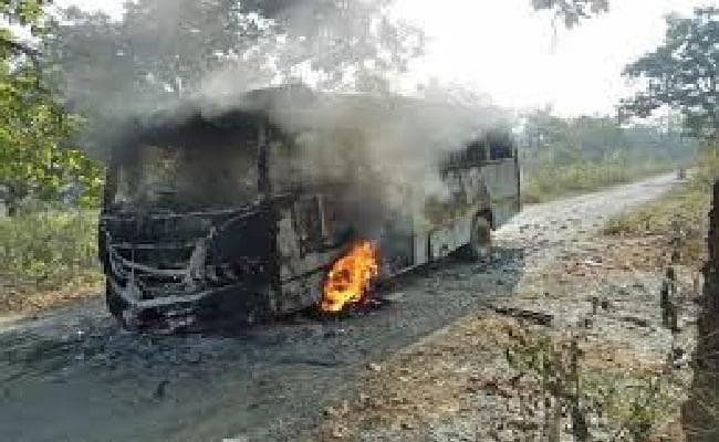 नक्सलियों ने यात्री बस में लगाई आग