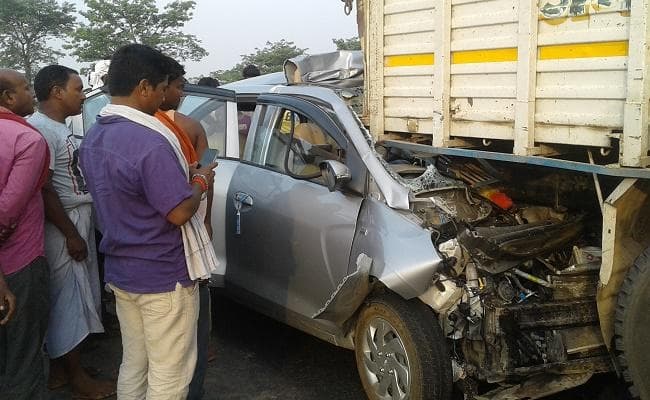 बिहार : खड़े ट्रक से टकरायी अनियंत्रित कार, तीन की मौत